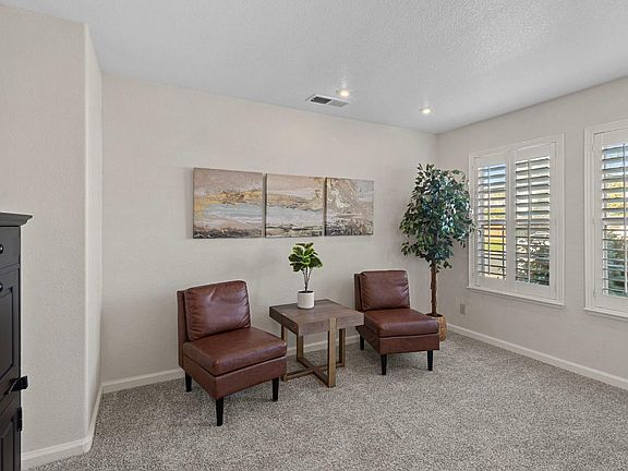 5th image of 1605 Epping Ave