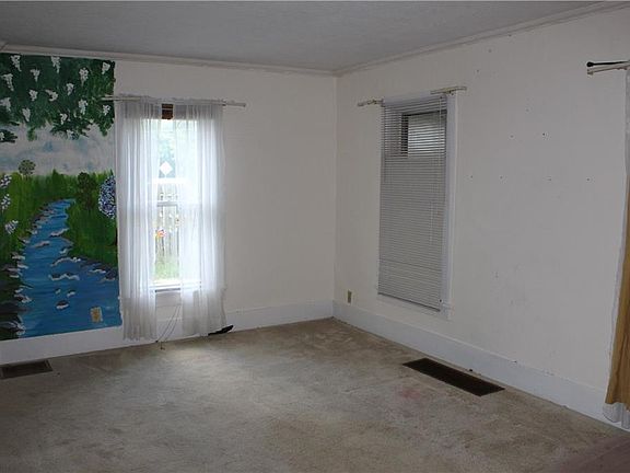 3rd image of 6 E Franklin St