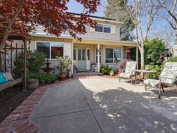 2nd image of 132 Hawthorn Ct