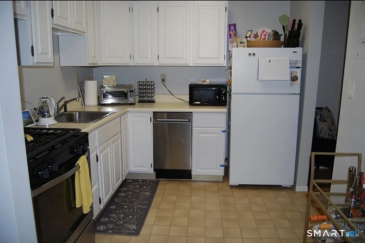 1 bed, 1.0 bath, 902 sqft, $2,299 — Photo 3