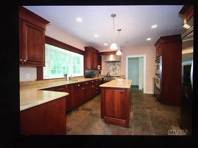 4 bed, 4000 sqft, $8,500 — Photo 2