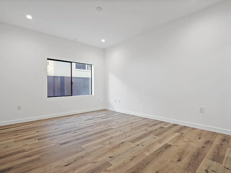 5022 Whitsett Ave #101 — Photo 17