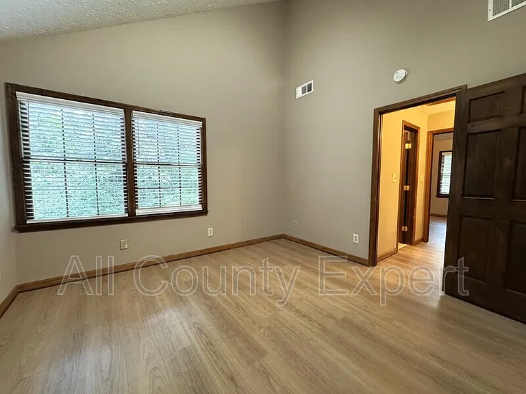 1302 Colony Dr — Photo 17
