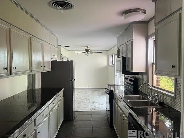 2464 Kensington Dr — Photo 6
