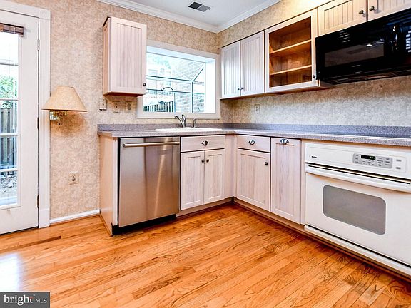 5th image of 2556 S Arlington Mill Dr #1