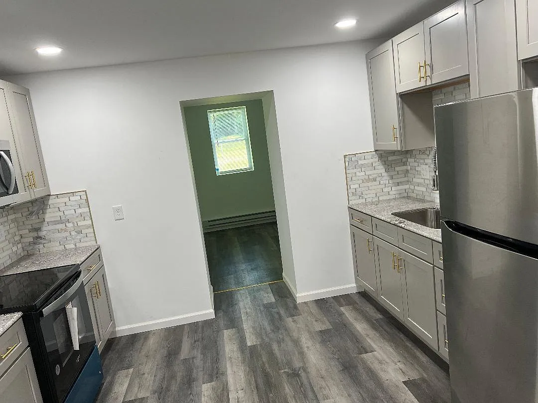 3 bed, 1100 sqft, $2,300 — Photo 3
