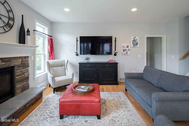 4th image of 8 Sutton Drive