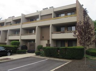 174 E Springbrook Dr APT 2B, Bloomingdale, IL 60108