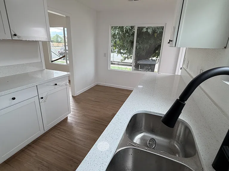 910 E Tulare Ave — Photo 6