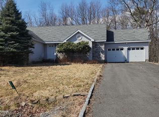 216 Hobbit Dr, Tamiment, PA 18371