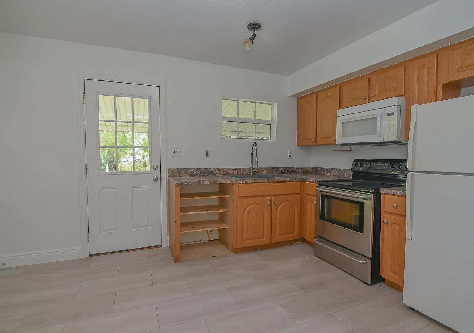 1139 Payne St — Photo 4