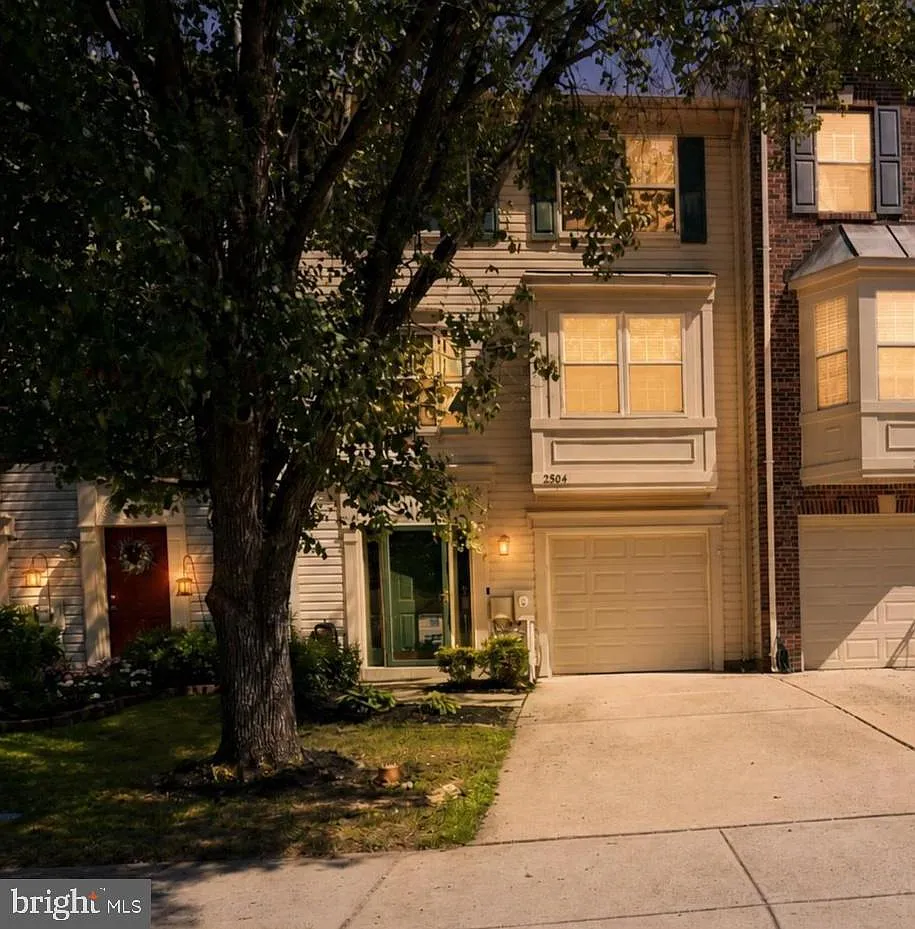 3 bed, 2.5 bath, 2069 sqft, $3,100 — Photo 3