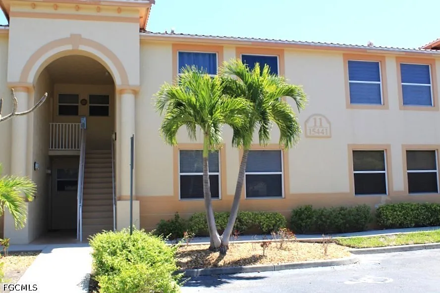 3 bed, 2.0 bath, 1043 sqft, $1,875 — Photo 3