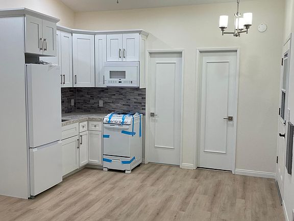 3rd image of 856 Avenue A