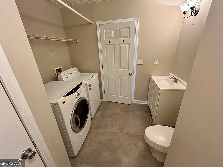 1061 Athena Ct — Photo 25