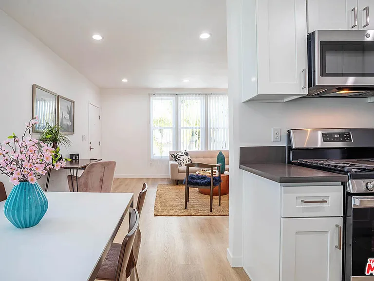 6244 De Longpre Ave #1 — Photo 11