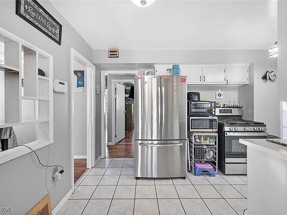 4th image of 11210 Mountview Ave