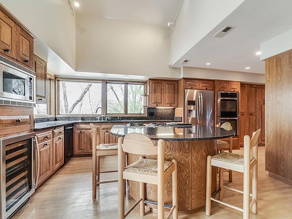 4th image of 905 Cliffwood Ln