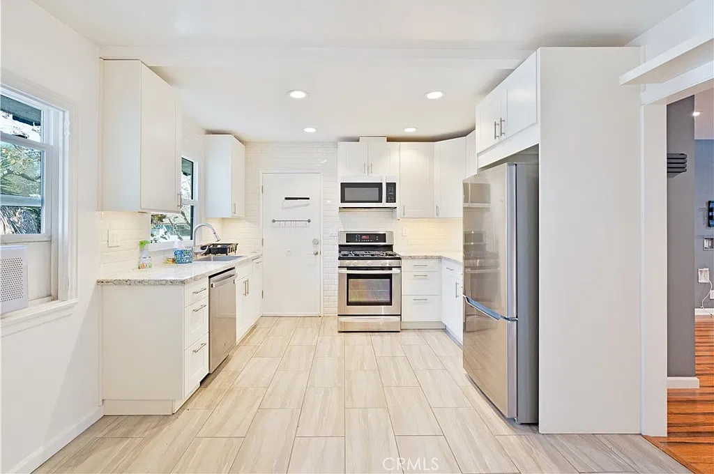 2 bed, 906 sqft, $3,000 — Photo 3