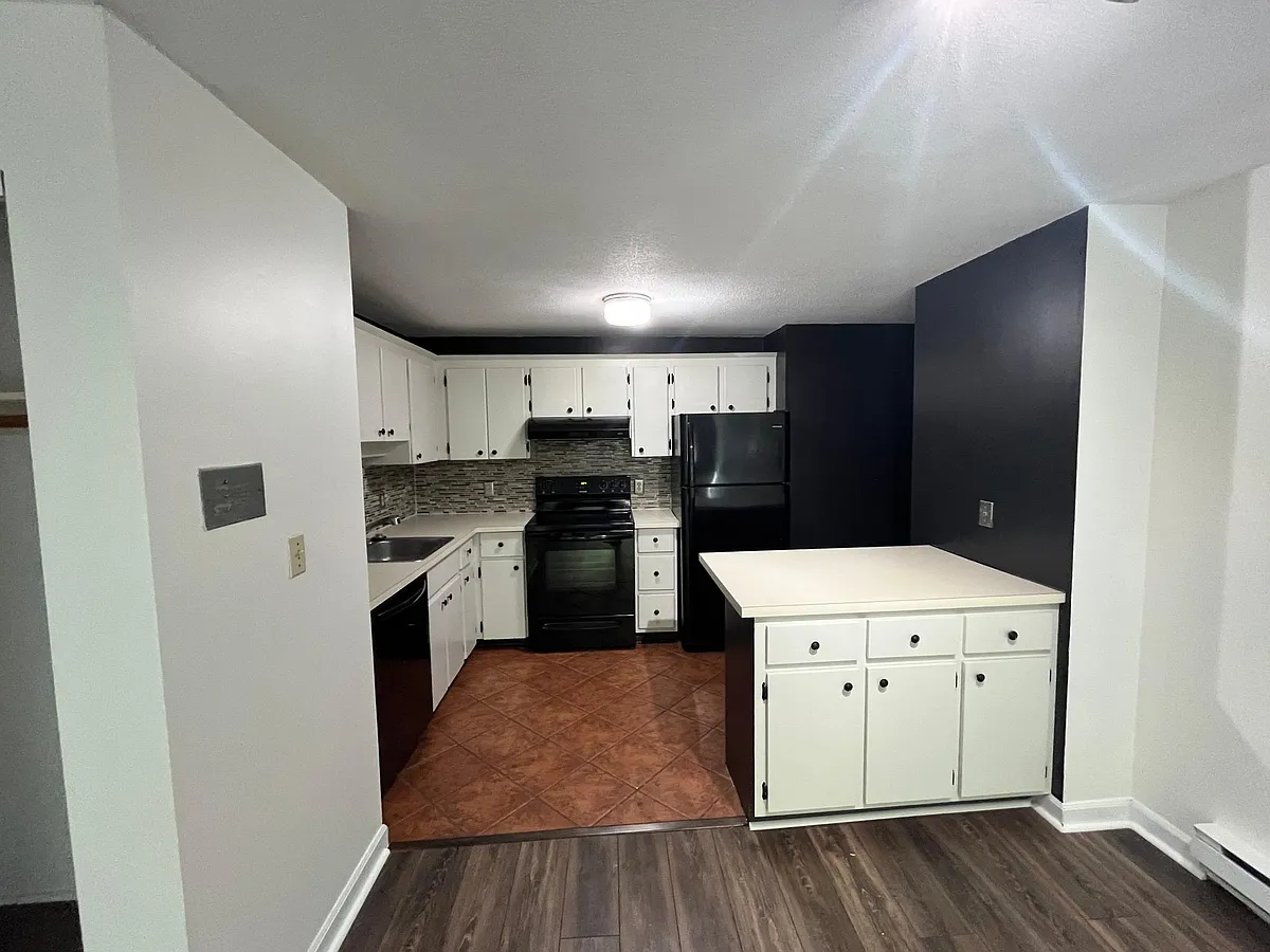 kitchen with latest appliances - 14C Mayberry Dr #11