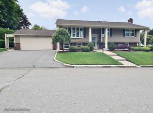 1 Twins Ln, North Providence, RI 02904