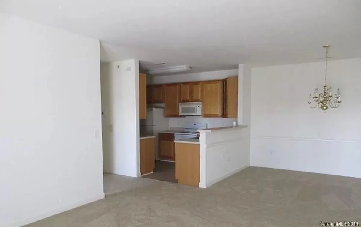 Building Photo - 9873 Hyde Glen Ct