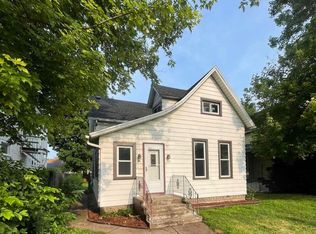 704 N 3rd St, Clinton, IA 52732