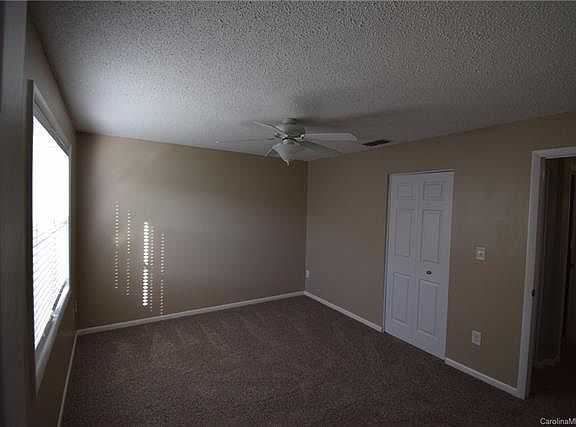 5th image of 945 Surry Ln