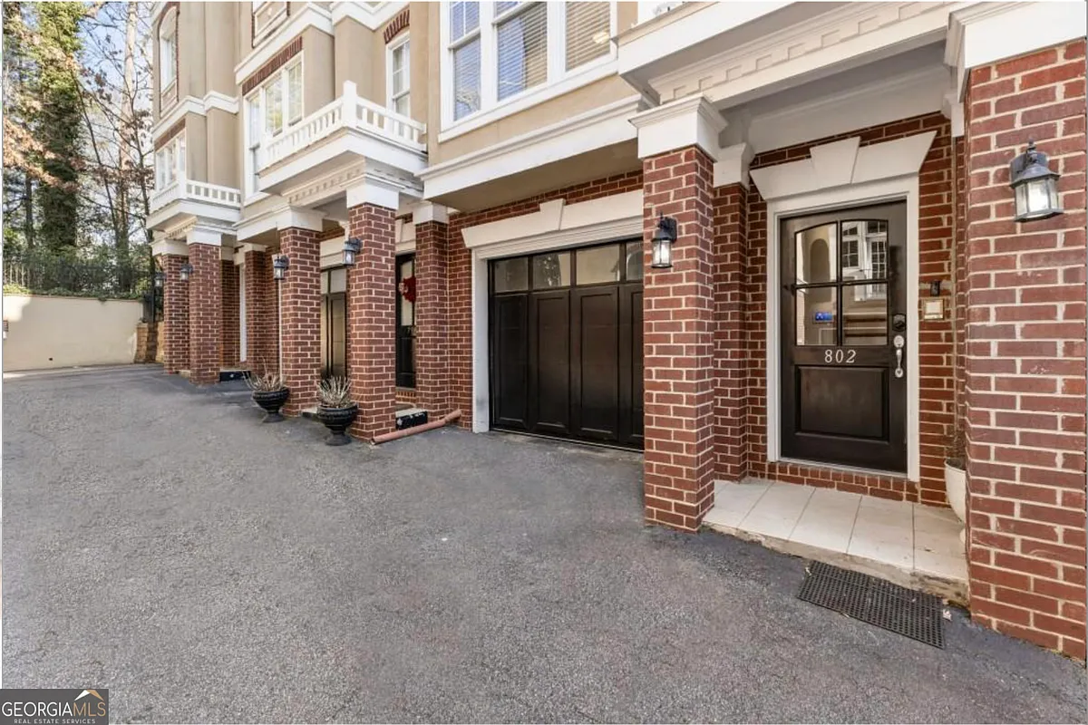 Building Photo - 802 Clifton Heights Ln NE