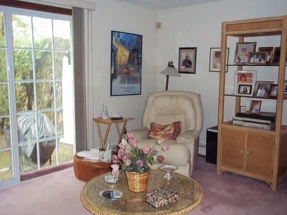4th image of 16 Marigold Cir