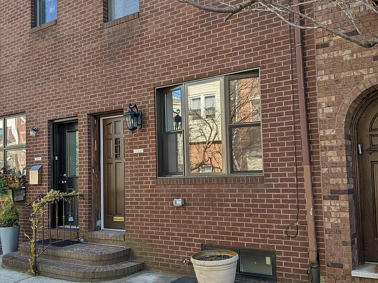 922 Catharine St — Photo 1