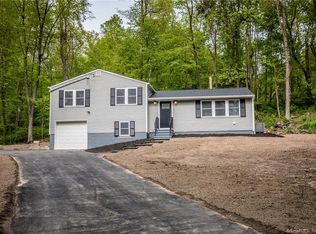 31 Hickory Ln, Madison, CT 06443