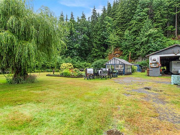 3rd image of 1276 Sayward Hts