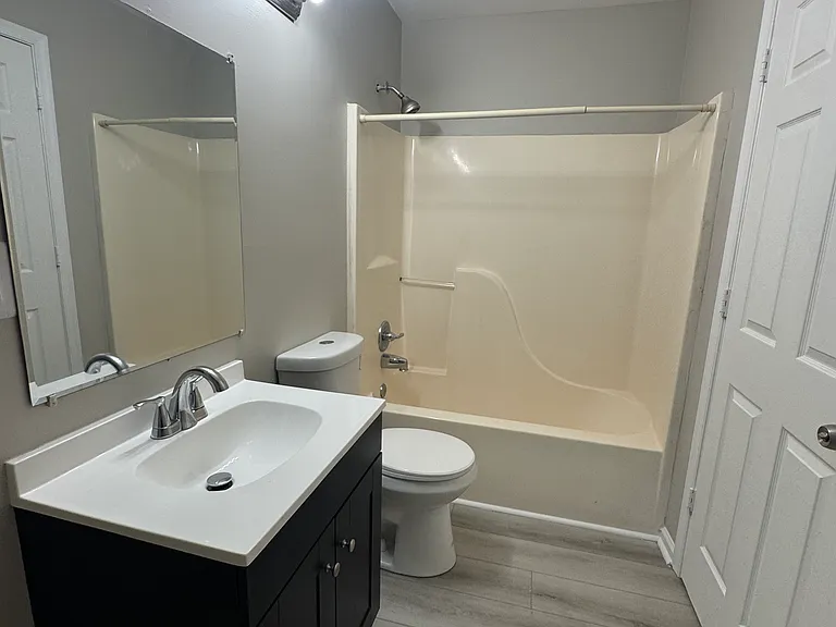122 Wexford Dr E — Photo 16