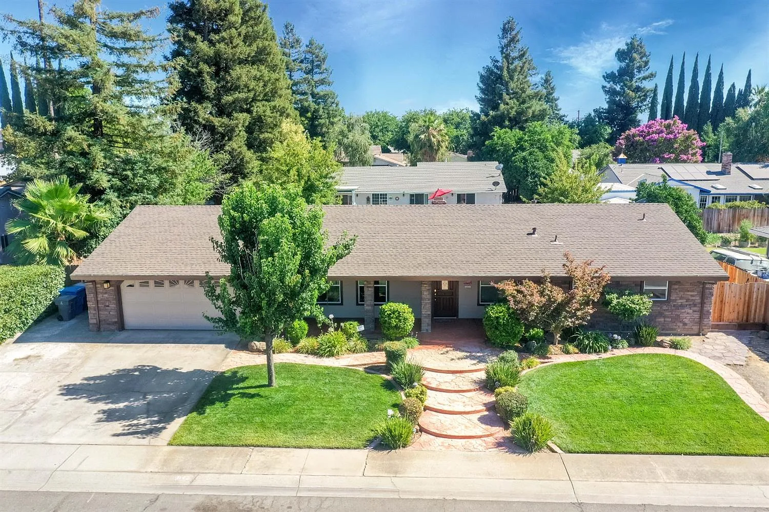 1140 Lois Ln photo 1
