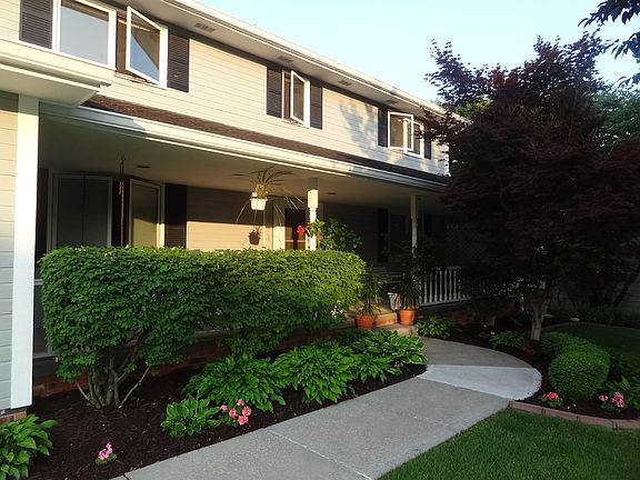 2nd image of 510 S 157th Cir