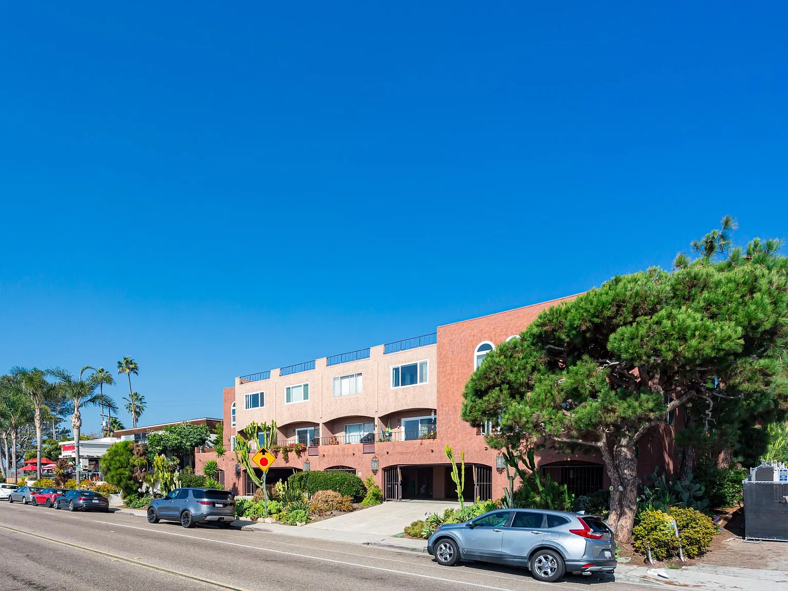2 bed, 1.5 bath, 950 sqft, $4,950 — Photo 3