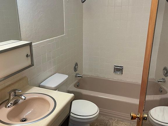 4th image of 10 W Avenue A #1