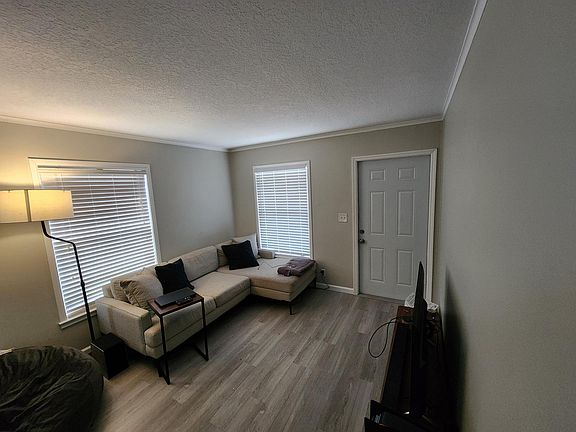 4th image of 916 Francis Street