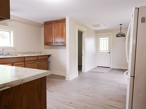 3rd image of 610 N Robinson St