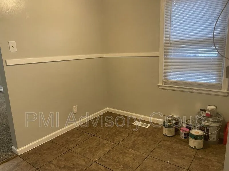 2 bed, 1.0 bath, 720 sqft, $1,050 — Photo 3
