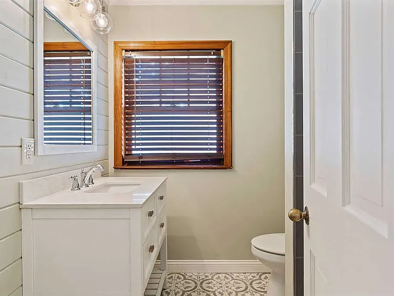 1616 E Crittenden Ave — Photo 8