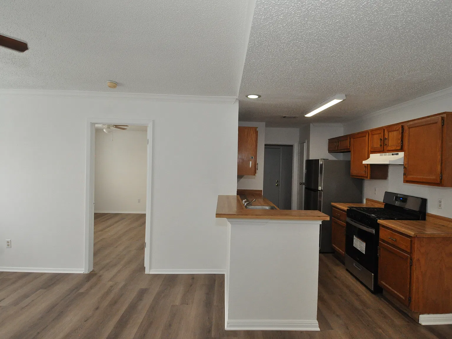 3 bed, 990 sqft, $1,400 — Photo 2