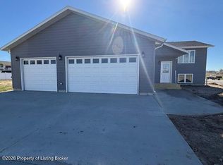 406 37th St E, Dickinson, ND 58601