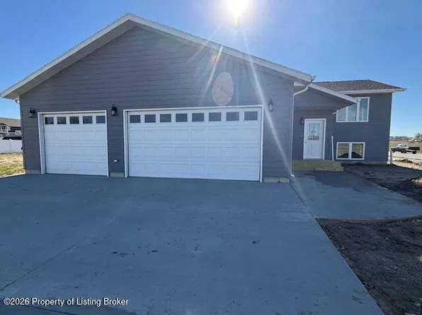 406 37th St E, Dickinson, ND 58601