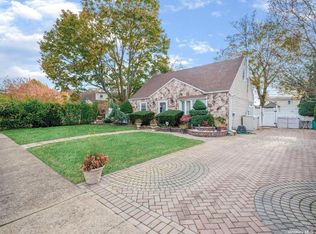 1016 Alexander Ave, Uniondale, NY 11553