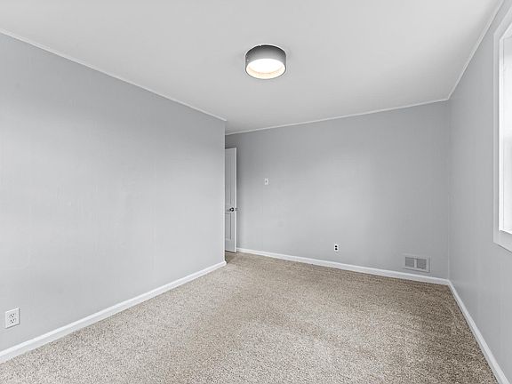 3rd image of 474 Griscom Dr