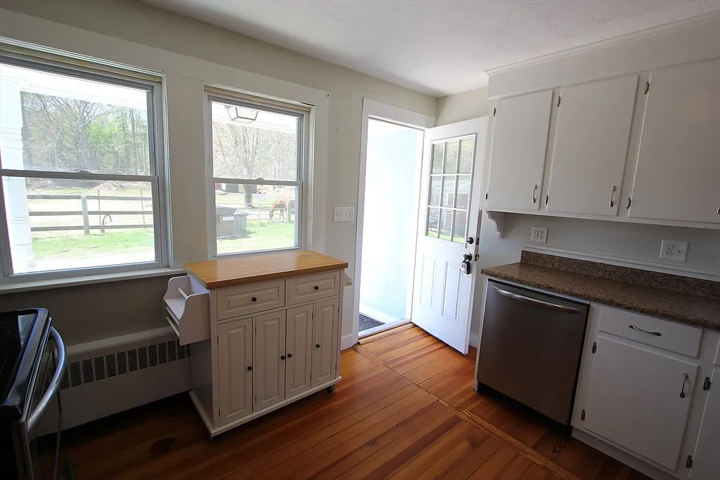 3 bed, 2.0 bath, 1232 sqft, $2,700 — Photo 4
