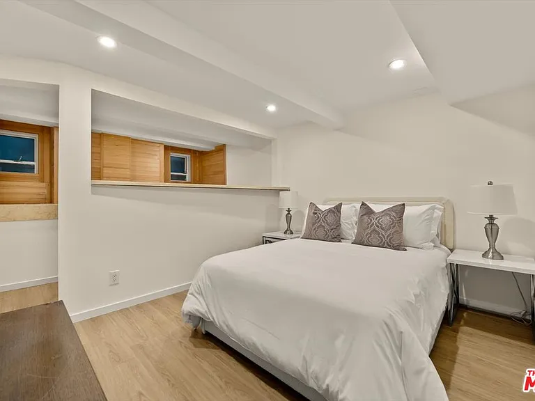 936 Palisades Beach Rd — Photo 25