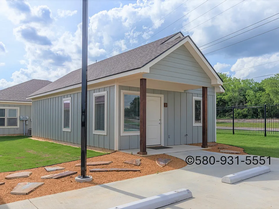 1725 W Arkansas St